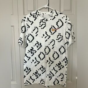 NIKE SPORTSWEAR "Lightning Maze Tee" MEN'S WHITE T-SHIRT Sz‎ Small